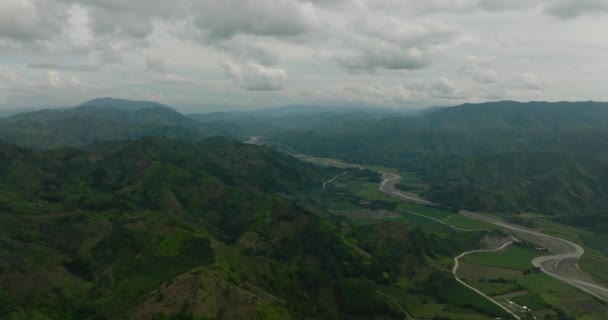俯瞰热带山区的绿山和河流附近的农场 菲律宾棉兰老岛 — 图库视频影像