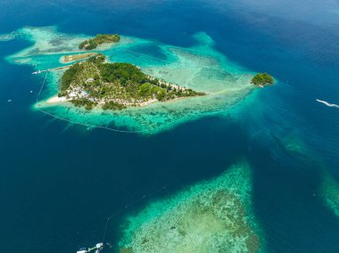 Mavi deniz ve plajlı tropikal ada. Samal, Filipinler.