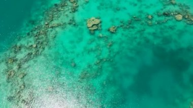 Mercan resifli lagündeki deniz suyu yüzeyi metin için uzayı kopyalıyor. Üst manzara şeffaf turkuaz okyanus su yüzeyi. Mindanao, Filipinler.