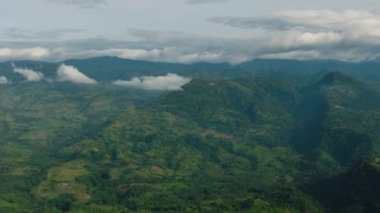 Tropik dağ sırası ve dağ yamaçlarında yağmur ormanları. Mavi gökyüzü ve bulutlar. Mindanao, Filipinler.