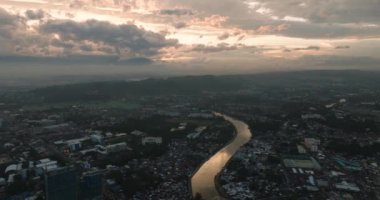 Nehir kenarındaki köyleri ve binaları olan bir şehir. Davao Şehri. Mindanao, Filipinler. Şehir manzarası.