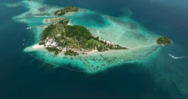 Gök mavisi su ve dalgalarla çevrili beyaz kumsal. Samal 'da Malpano Adaları. Davao, Filipinler.