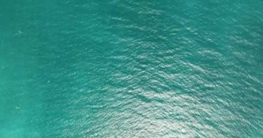 Şeffaf turkuaz deniz suyu, doğal arka plan. Dalgalı deniz mavisi deniz manzarası. Samal, Davao. Filipinler.