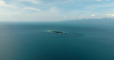 Buenavista Adası Davao, Samal 'da mavi denizle çevrilidir. Filipinler.
