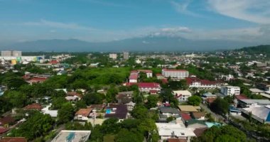 Binaları ve yeşil ağaçları olan Davao şehrinin manzarası. Mindanao, Filipinler.