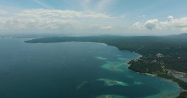 Deniz manzarası: güzel mavi deniz ve tropikal ada. Mavi gökyüzü ve bulutlar. Samal Adası. Davao, Filipinler.