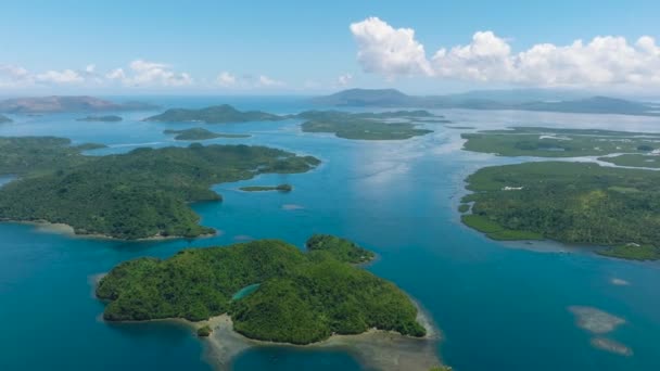 Gyönyörű Szigetek Mangrove Kék Felhők Alatt Kék Tenger Korallzátonyok Mindanao — Stock videók