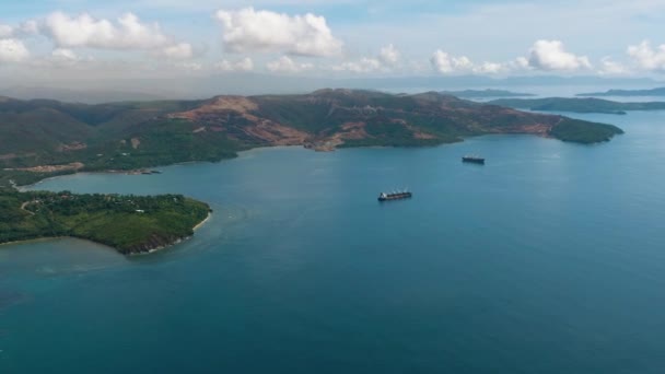 Τροπικό Νησί Ακτογραμμή Και Φορτηγό Πλοίο Στη Γαλάζια Θάλασσα Μπλε — Αρχείο Βίντεο