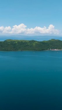 Güzel tropikal adalar ve mavi deniz. Mavi gökyüzü ve bulutlar. Mindanao, Filipinler. Dikey görünüm.