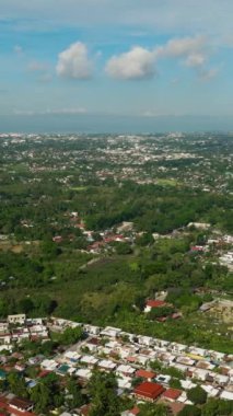 Zamboanga City 'deki köyler ve yerleşim alanları. Mindanao, Filipinler. Şehir manzarası. Dikey görünüm.