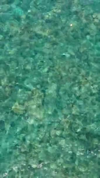 Filipinler Turkuaz Ile Deniz Yüzeyi Mercan Kayalıkları Dalgaların Üzerinde Camiguin — Stok video