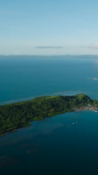 青い海とサンゴ礁に囲まれた美しい島 ラピニガン島 フィリピン ミンダナオ 垂直ビュー — ストック動画