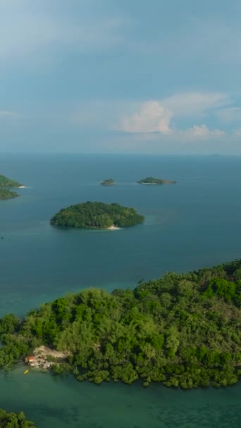 島と青い海の美しいグループ かつてはザンボランガのイスラエル フィリピン ミンダナオ 夏と旅行のコンセプト バーティカルビデオ — ストック動画