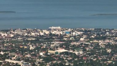 Filipinler 'in Zamboanga şehrinde ticari binalar ve evler.