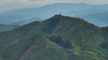 Yeşil ormanlı dağ vadisi ve tepeler. Mindanao, Filipinler.