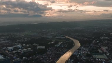 Nehir kenarındaki köyleri ve binaları olan bir şehir. Davao Şehri. Mindanao, Filipinler. Şehir manzarası.