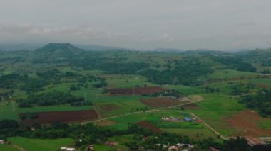 Şehir ve çeltik tarlaları olan dağ manzarası. Mindanao, Filipinler.