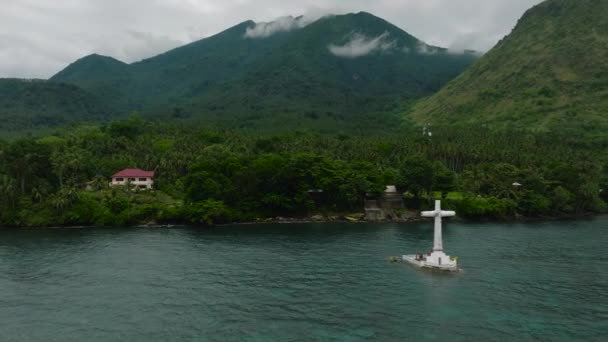 Ένας Μεγάλος Σταυρός Τυρκουάζ Θαλασσινό Νερό Στο Νησί Camiguin Νεκροταφείο — Αρχείο Βίντεο