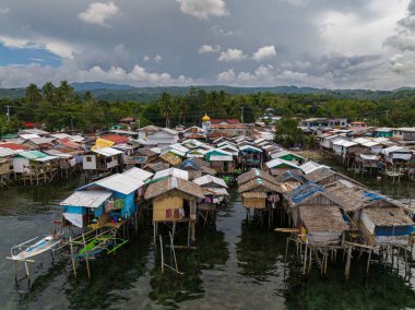 Zamboanga sahilindeki stilt evlerin köyleri. Mindanao, Filipinler.