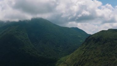 Yeşil tepe ve ormanlı dağ manzarası. Camiguin Adası. Filipinler.
