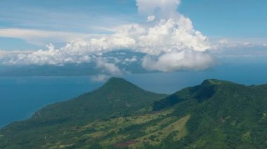 Filipinler 'deki dağlık tepeler. Dağların yamaçlarında hep yeşil bitkiler olur. Camiguin Adası. Hava aracı görünümü.