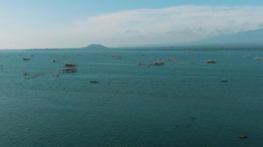 Mindanao 'da teknesi ve balık çiftliği olan tropik bir deniz. Filipinler. Deniz Burnu.