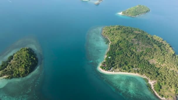 有热带岛屿的海景和大海中的沙滩 Zambonga Del Sur 菲律宾棉兰老岛 — 图库视频影像