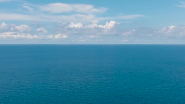 Létá Nad Modrým Oceánem Vlnami Modrou Oblohou Mrakem Mindanao Filipíny — Stock video