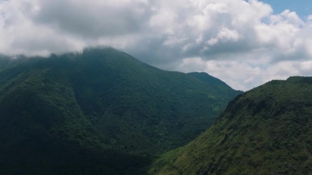 Vista Aérea Paisagem Montanha Com Colina Verde Floresta Ilha Camiguin — Vídeo de Stock