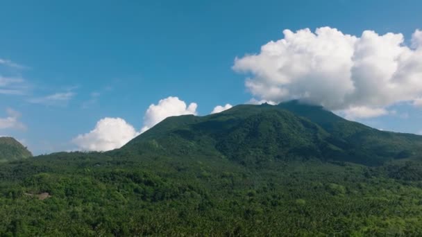 Gyönyörű Hegy Zöld Erdővel Dzsungellel Kék Felhők Camiguin Sziget Fülöp — Stock videók