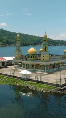 Linuk Mescidi 'nin havadan görünüşü Lanao del Sur' daki Lanao Gölü yakınlarında bir cami. Mindanao, Filipinler. Dikey görünüm.