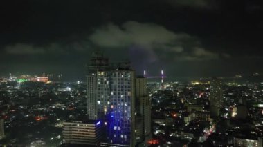Renkli modern binalarla güzel bir gece sahnesi. Cebu, Filipinler.