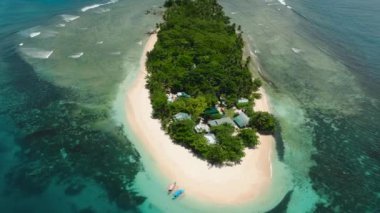 White Beach 'li havadan platformlar adası. San Victor Adası. Mindanao, Filipinler. Seyahat ve yaz konsepti.
