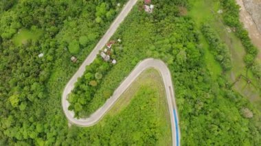 Tropikal dağdaki asfalt kavis yolunun üst görüntüsü. Mindanao, Filipinler.