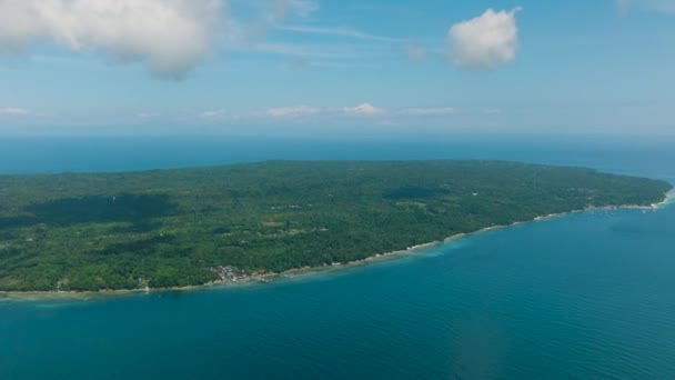 ビーチと青い海に囲まれた熱帯島 ブルースカイと雲 サマル ダバオ フィリピン — ストック動画