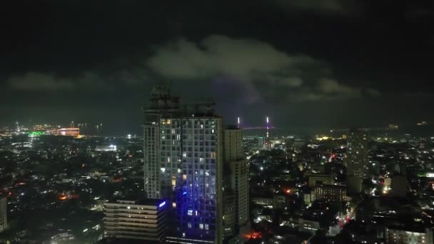Чудова Нічна Сцена Барвистими Сучасними Будинками Себу Філіппіни — стокове відео