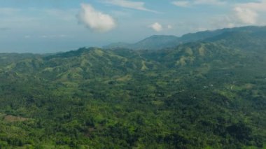 Lanao del Norte dağının manzarası. Mavi gökyüzü ve bulutlar. Mindanao. Filipinler.