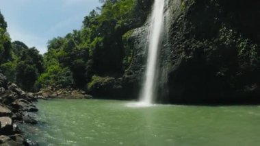 Su yeşil havza ve kayaların üzerinden akıyor. Alalum Şelalesi. Mindanao, Filipinler.