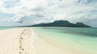 Camiguin Adası, Filipinler 'de okyanus dalgaları olan bir kum yığını. Beyaz Ada.
