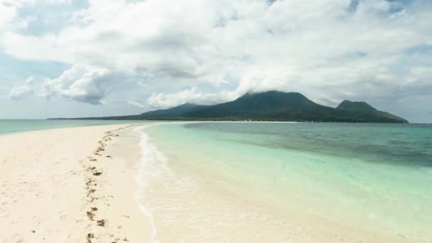 Sandbar Med Havsvågor Camiguin Island Filippinerna Vita — Stockvideo