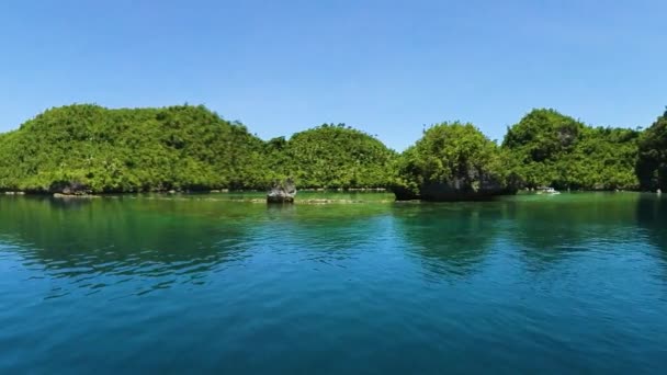 Mer bleue et lagunes dans l'île Tinago à Tagana-an. Surigao del Norte, Philippines.