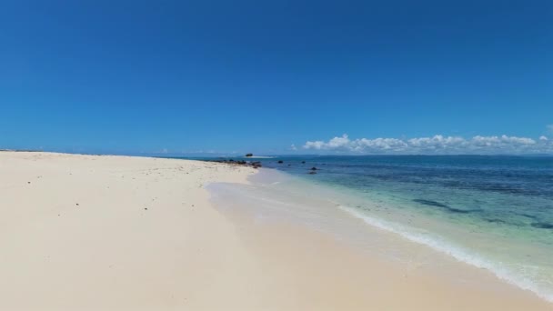 Poederachtig Strand Met Oceaangolven Naakt Eiland Surigao Del Sur Filipijnen — Stockvideo