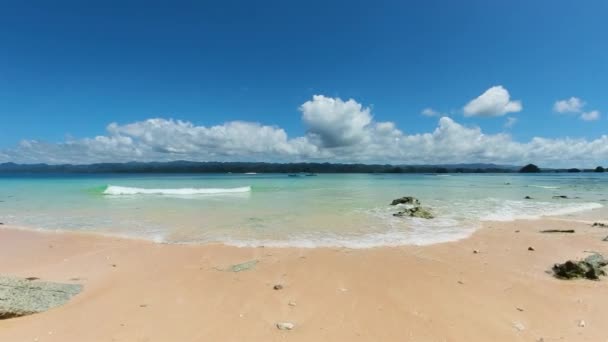 Ondas Sobre Praia Areia Branca Ilha Britânia Surigao Sur Filipinas — Vídeo de Stock