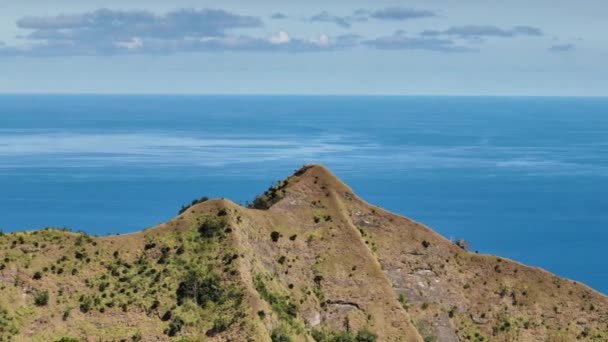 Tropical Island Dengan Perbukitan Coklat Laut Biru Bawah Langit Biru — Stok Video