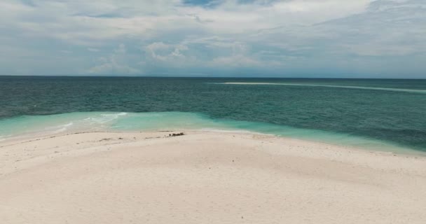 Witte Zandstrand Oceaan Golven Kustlijn White Island Camiguin Filippijnen — Stockvideo