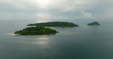 Hava Deniz Burnu: Mavi deniz ve bulutlu gökyüzü. Bir zamanlar Islas. Zamboanga 'da. Mindanao, Filipinler.