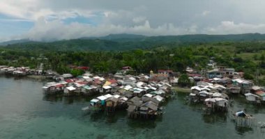 Balıkçı köyü. Suda ahşap evleri ve balıkçı tekneleri var. Zamboanga 'da. Filipinler, Mindanao.