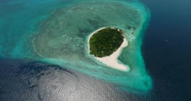 Mantigue Adası turkuaz ve güneş ışığı yansıması olan mavi denizle çevrilidir. Camiguin, Filipinler. Seyahat hedefi.