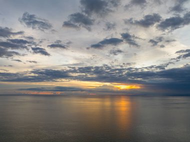 Günbatımının denize yansıdığı tropik bir manzara. Filipinler 'deki Camiguin Adası.