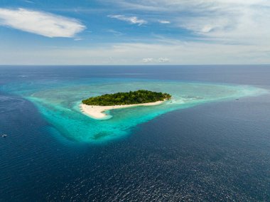 Mantigue Adası 'nın etrafı tropik adalarla çevrili. Sahilde turkuaz su ve mercanlar var. Camiguin, Filipinler.